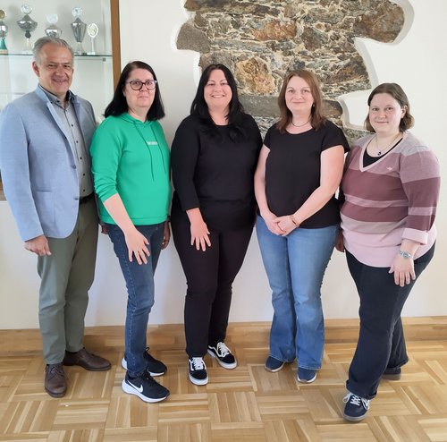 Vorsitzender Roland Grillmeier, Vertreter:innen von Happynest und Leitung Christina Ponader